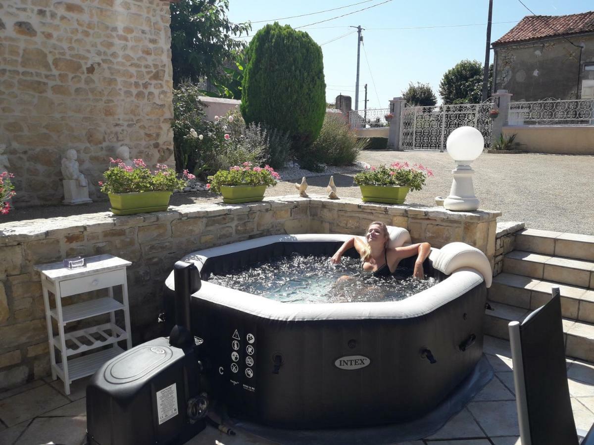 Les Quatre Saisons Villa Saint-Angeau Luaran gambar