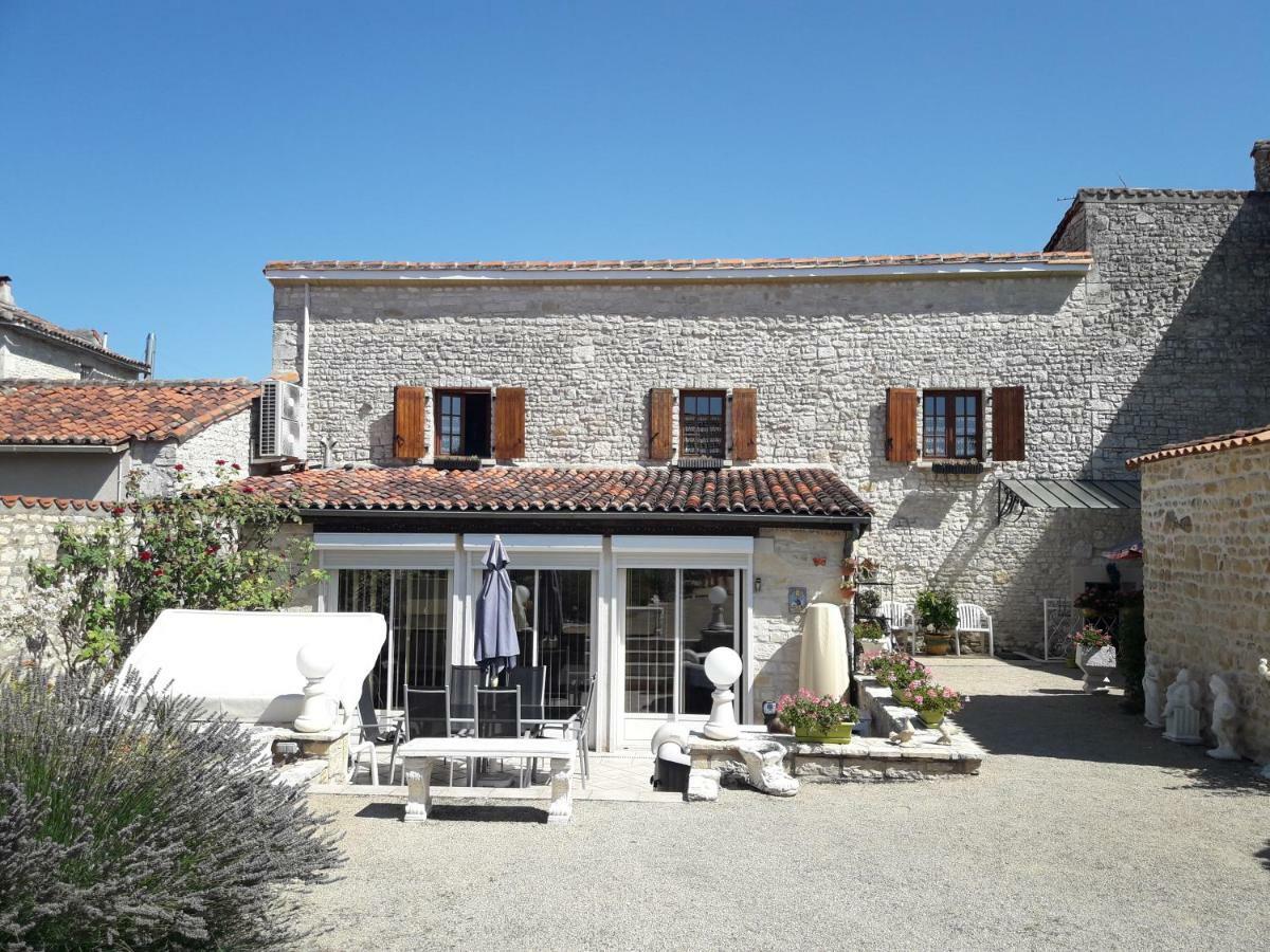 Les Quatre Saisons Villa Saint-Angeau Luaran gambar