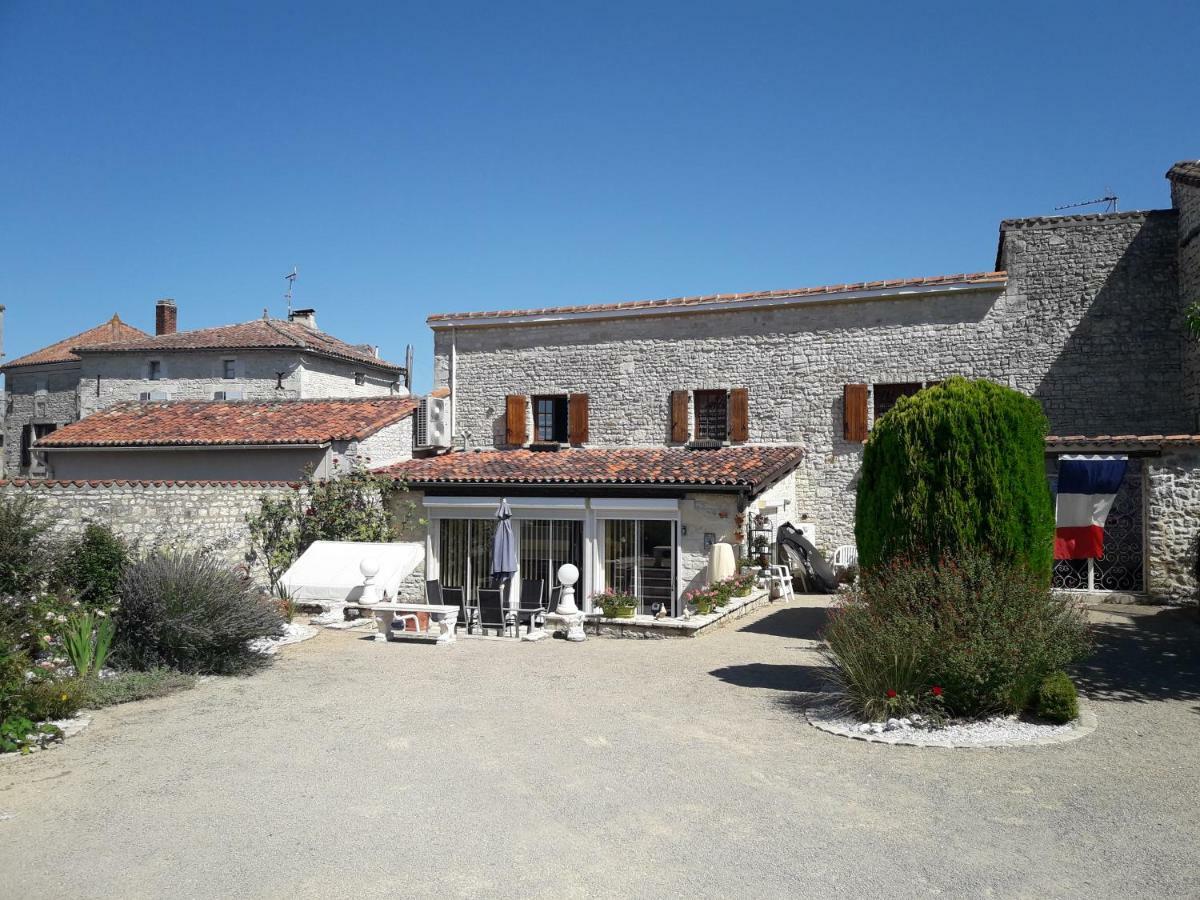 Les Quatre Saisons Villa Saint-Angeau Luaran gambar
